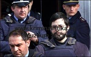 Dutroux je eskortován z Justičního paláce v Neufchateau zpět do věznice