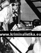 Policisté vynáší ledničku