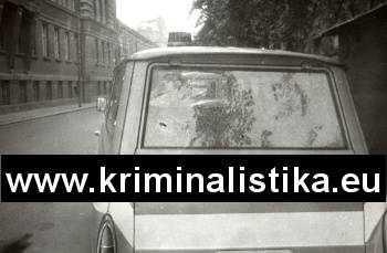 Rozstrílané policajné auto