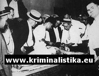 Mrtvý Diilinger obklopený agenty FBI